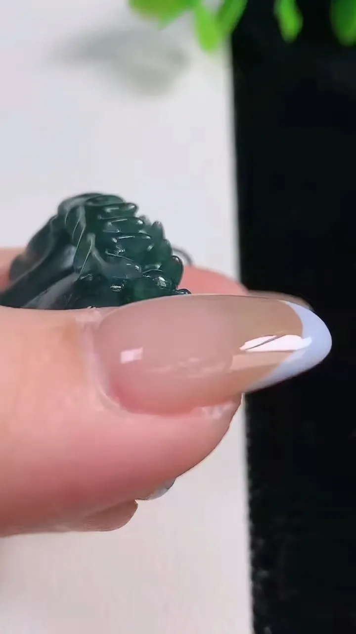 天然A货翡翠一路发 梅花鹿吊坠，尺寸29.8-36.4-10.8，重量:22.09g
10月31日