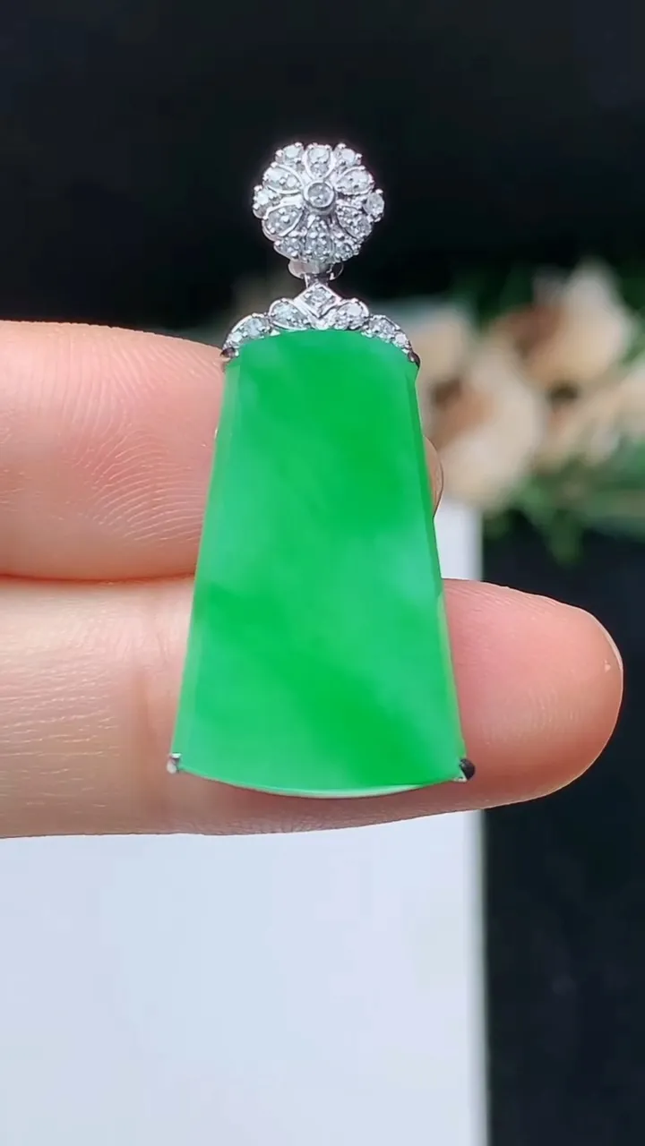 天然A货翡翠无事牌吊坠，尺寸23-14-5.9，重量:4.57g
10月31日