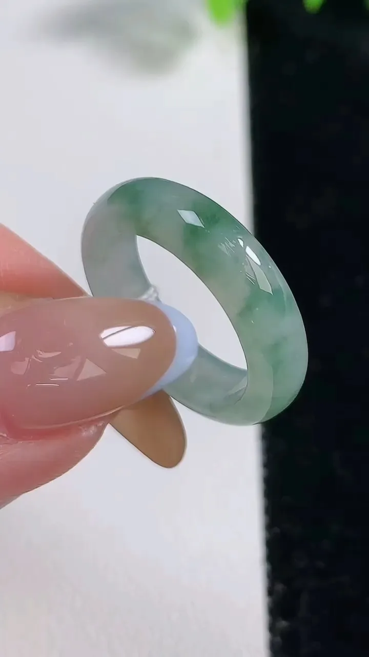 天然A货翡翠冰种飘花指环 戒指，尺寸17.4-5-3，重量:3.26g2025年10月31日
工厂直