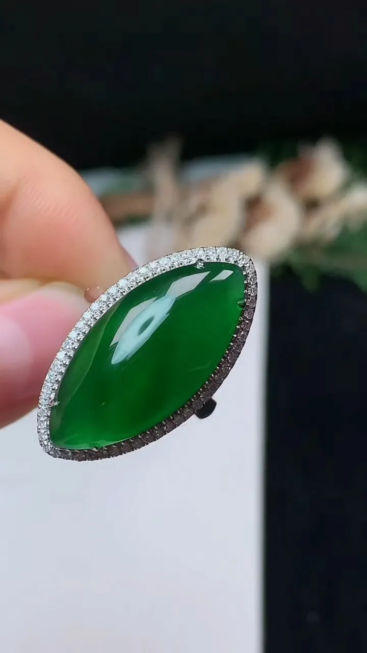 天然A货翡翠随形戒指，尺寸17.2-24.7-11.7，重量:5.97g2025年10月31日
工厂直销收藏佳品,种好水足，色泽均匀，有种有色，上手高大气！