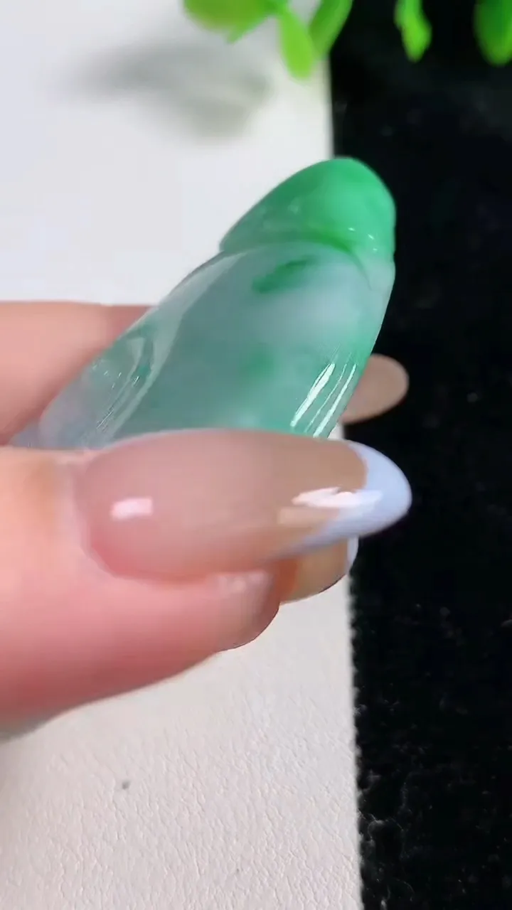 天然A货翡翠如意吊坠，尺寸63-35.7-6，重量:32.71g
10月31日