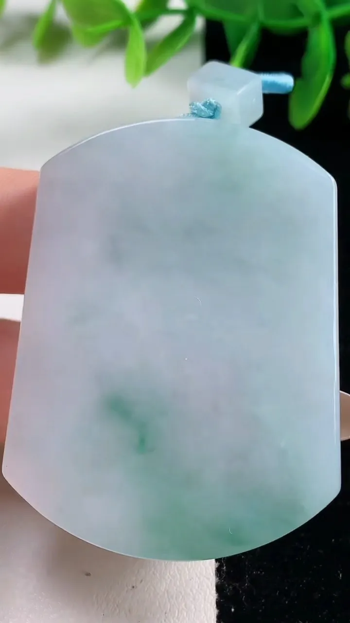 天然A货翡翠冰种飘花无事牌吊坠，尺寸52.5-38.8-6.2，重量:35.63g
10月31日