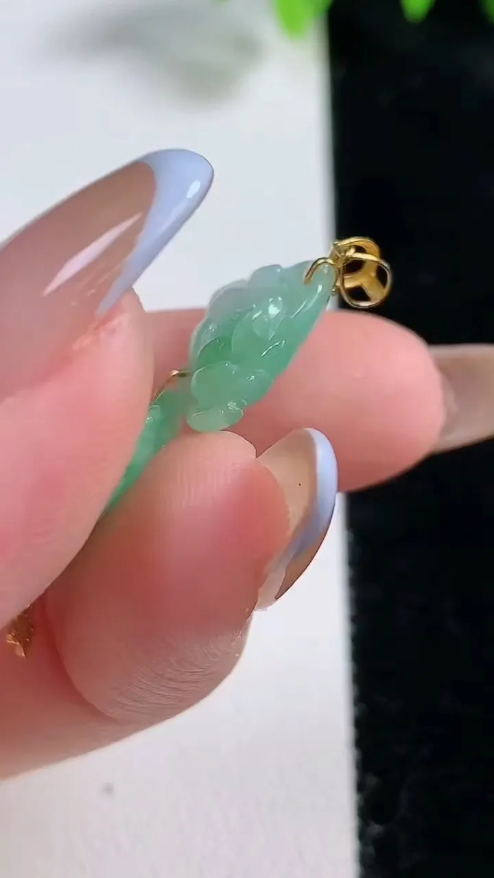 天然A货翡翠和和美美 荷花吊坠，尺寸32.7-17.8-4，重量:3.55g
10月31日