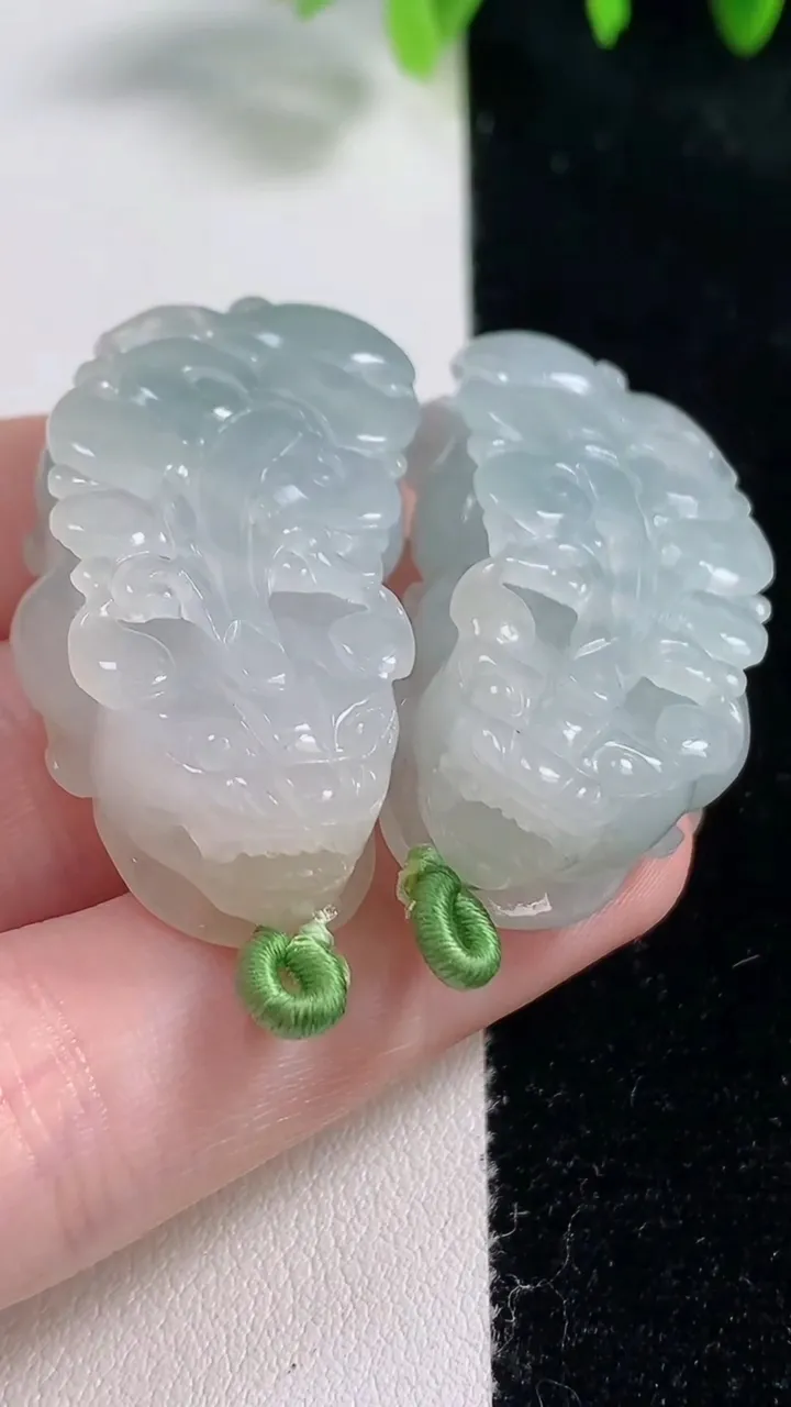 天然A货翡翠貔貅吊坠一对，尺寸41.7-21.2-11.8，重量:41.36g
10月31日