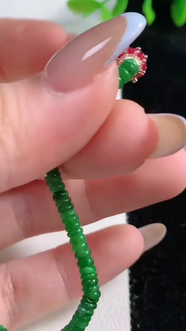 天然A货翡翠算盘珠手串，尺寸3-1.8-146颗，重量:4.90g10月31日
工厂直销收藏佳品,种好水足，色泽均匀，有种有色，上手高大气！