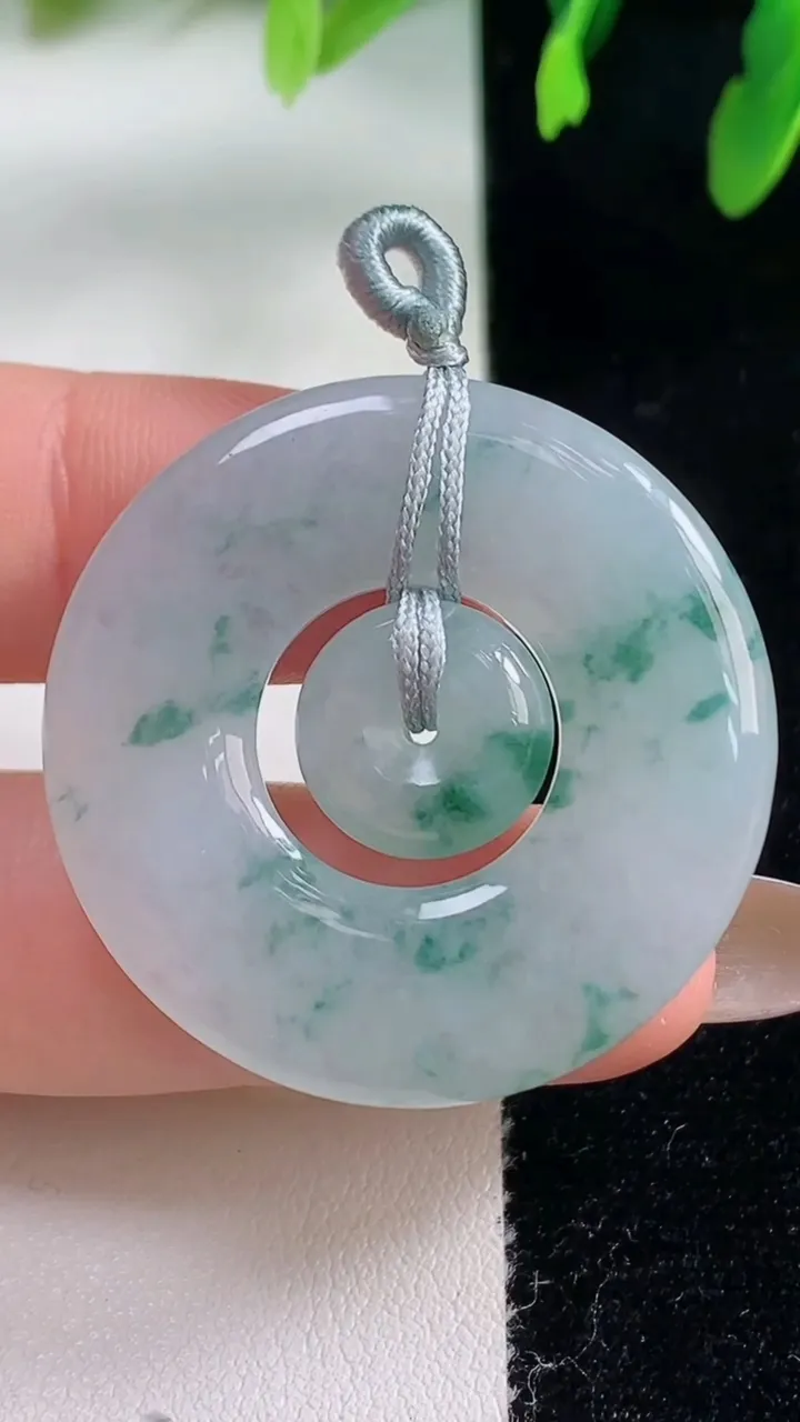 天然A货翡翠冰种飘花母子平安扣吊坠，尺寸34-4.7，重量:10.88g
10月31日