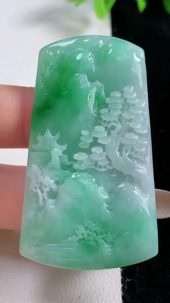 天然A货翡翠山水牌吊坠，尺寸55.5-31.4-6.6，重量:26.76g
10月31日