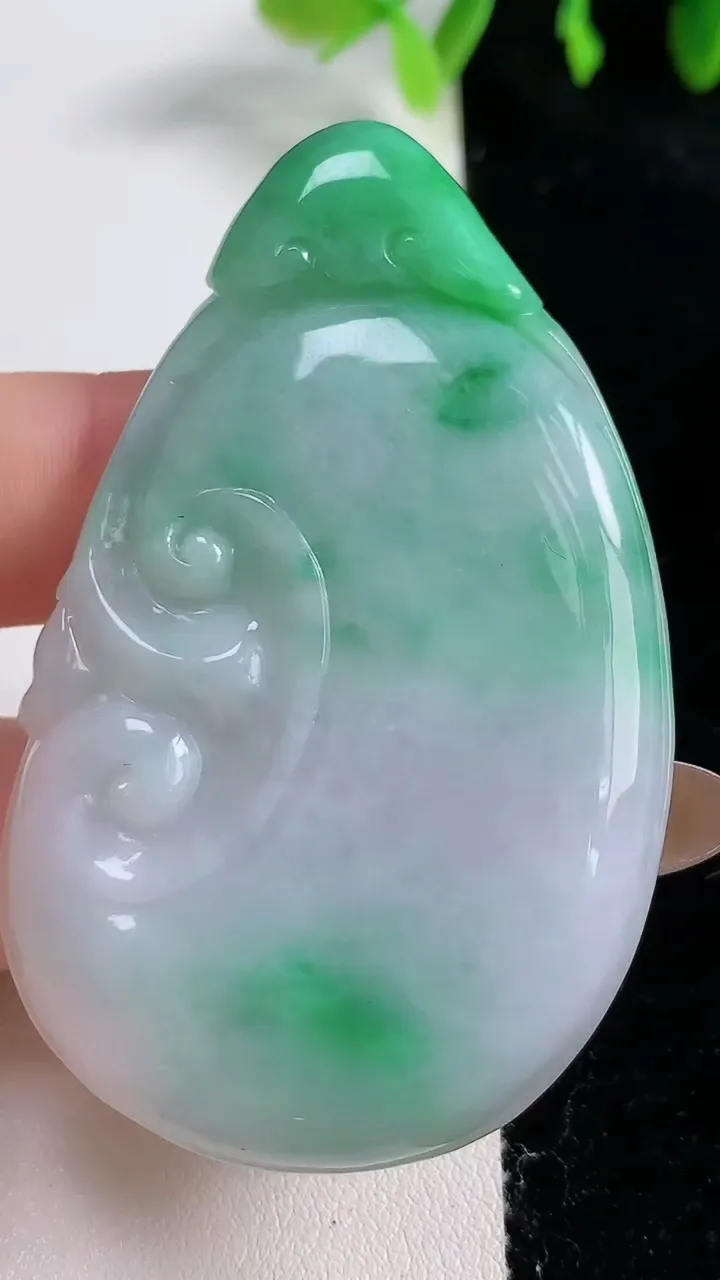 天然A货翡翠如意吊坠，尺寸63-35.7-6，重量:32.71g
10月31日