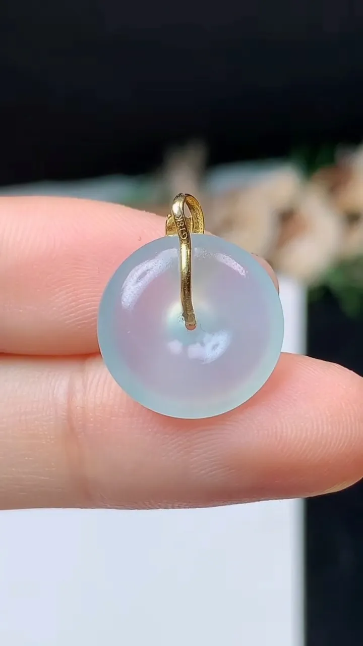 天然A货翡翠白冰平安扣吊坠，尺寸14.7-4.2，重量:1.85g
10月31日