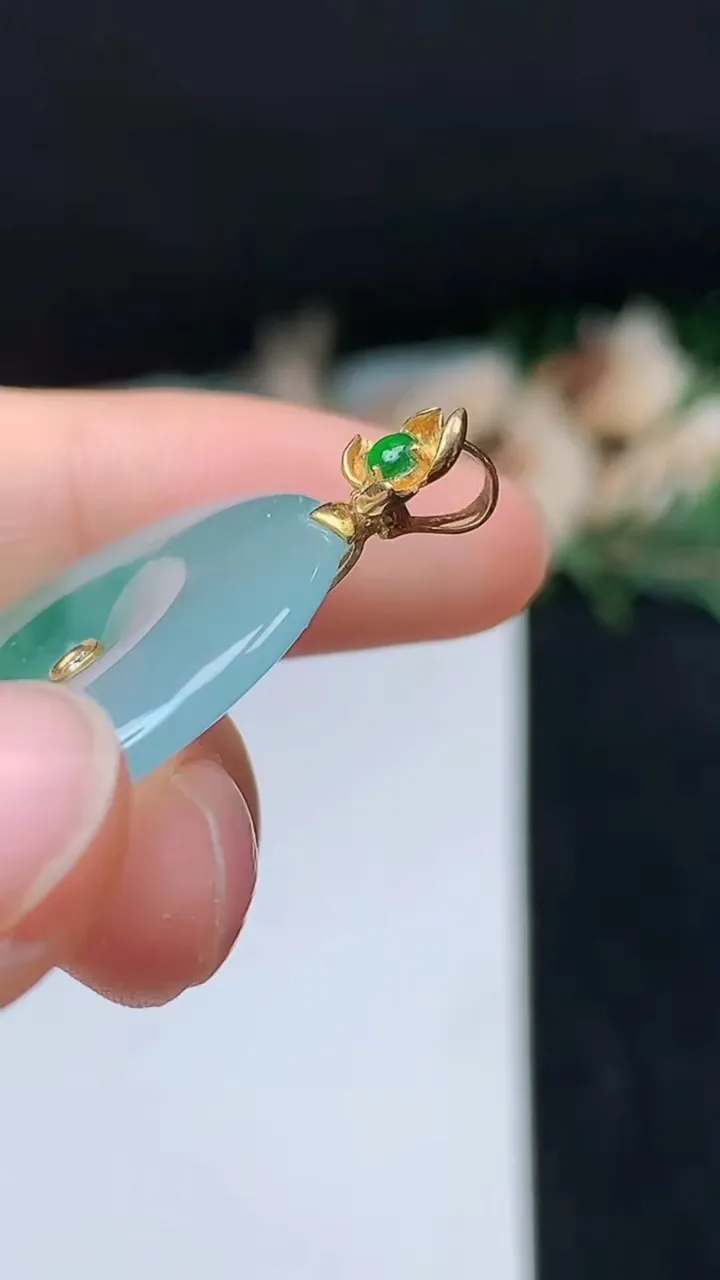 天然A货翡翠飘花平安扣吊坠，尺寸27.4-4.1，重量:7.00g
10月31日