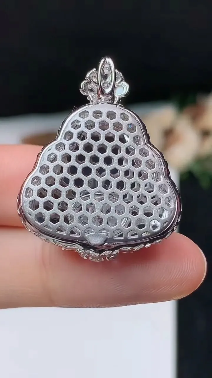 天然A货翡翠佛公吊坠，尺寸32-24.7-11，裸石18.5-21.3，重量:8.19g
10月31日