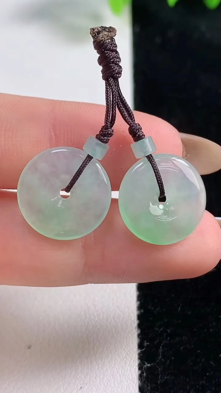 天然A货翡翠平安扣吊坠一对，尺寸15.2-2.6，重量:3.41g
10月31日