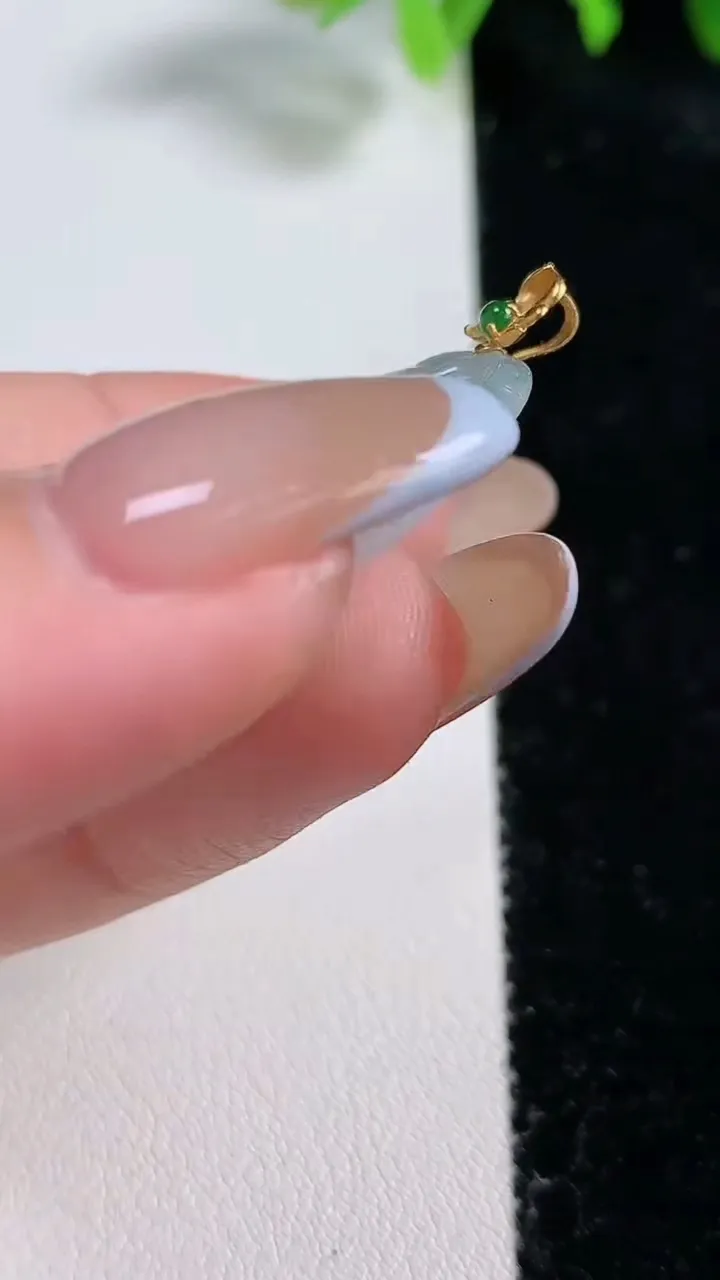 天然A货翡翠种飘花金枝玉叶 叶子吊坠，尺寸41.5-22.3-3.8，重量:6.67g
10月31日