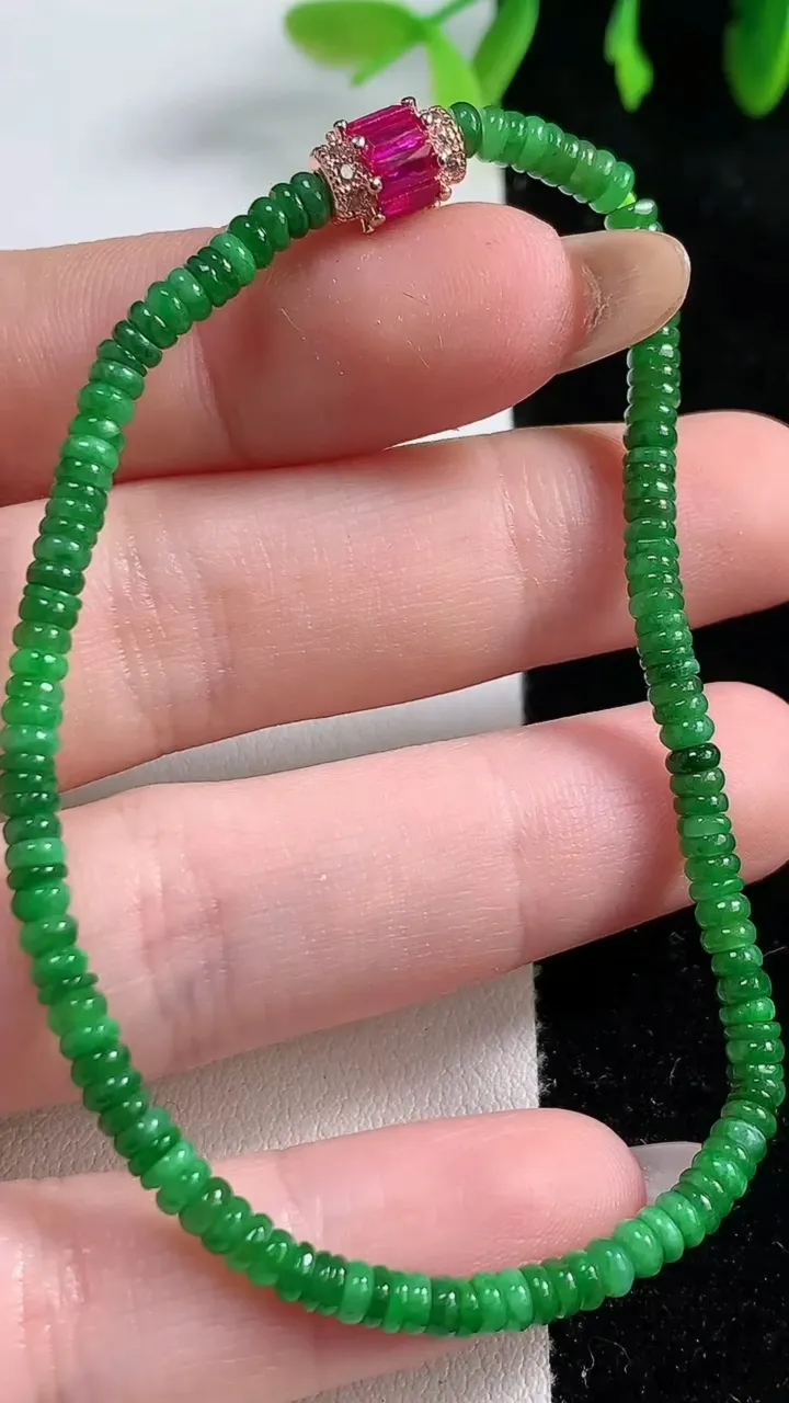 天然A货翡翠算盘珠手串，尺寸3-1.8-146颗，重量:4.90g10月31日
工厂直销收藏佳品,种