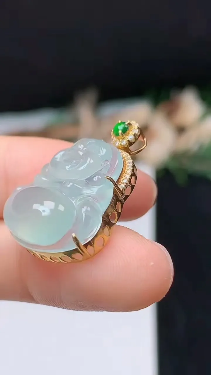 天然A货翡翠佛公吊坠，尺寸19.8-19.2-9.6，重量:4.67g
10月31日