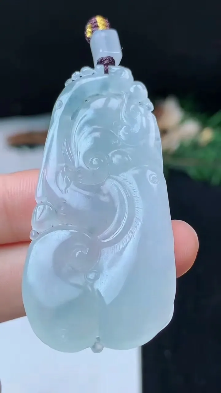 天然A货翡翠飘花凤凰吊坠，尺寸52.2-26-7.7，重量:17.47g
10月31日