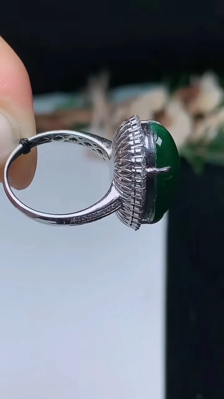 天然A货翡翠蛋面戒指，尺寸16.9-17.5-12.6，重量:5.86g2025年10月31日
工厂直销收藏佳品,种好水足，色泽均匀，有种有色，上手高大气！