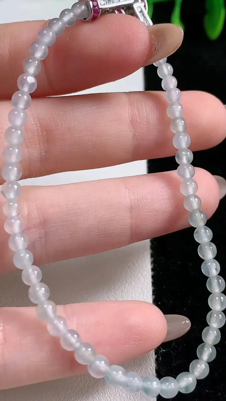 天然A货翡翠种飘花小米珠手串，尺寸3.7-50颗，重量:6.43g10月31日
工厂直销收藏佳品,种