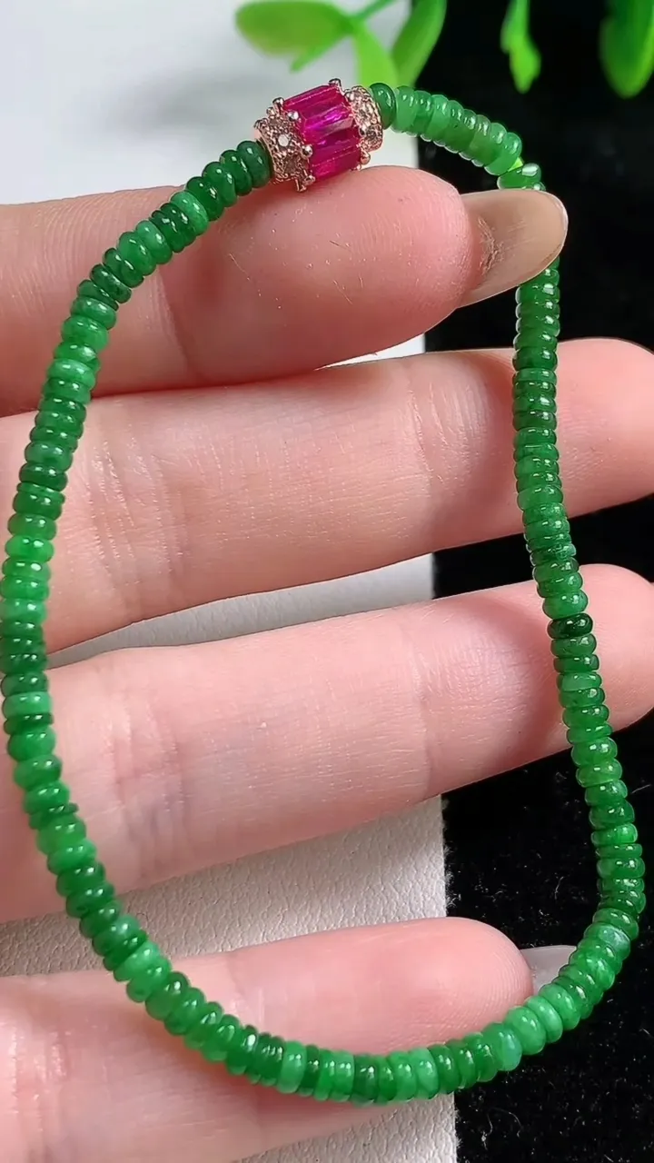 天然A货翡翠算盘珠手串，尺寸3-1.8-146颗，重量:4.90g10月31日
工厂直销收藏佳品,种好水足，色泽均匀，有种有色，上手高大气！