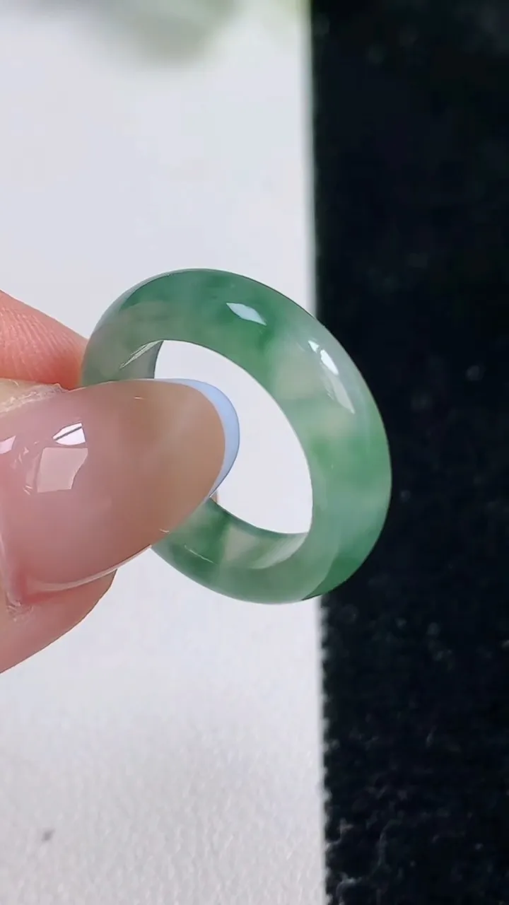 天然A货翡翠冰种飘花指环 戒指，尺寸15.4-4.7-2.8，重量:2.85g2025年10月31日
工厂直销收藏佳品,种好水足，色泽均匀，有种有色，上手高大气！