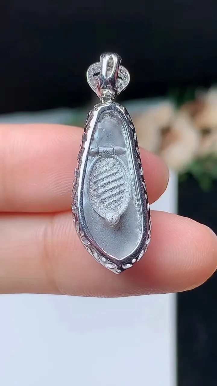 天然A货翡翠福瓜吊坠，尺寸31.9-10.7-7.2，裸石22.3-9
10月31日