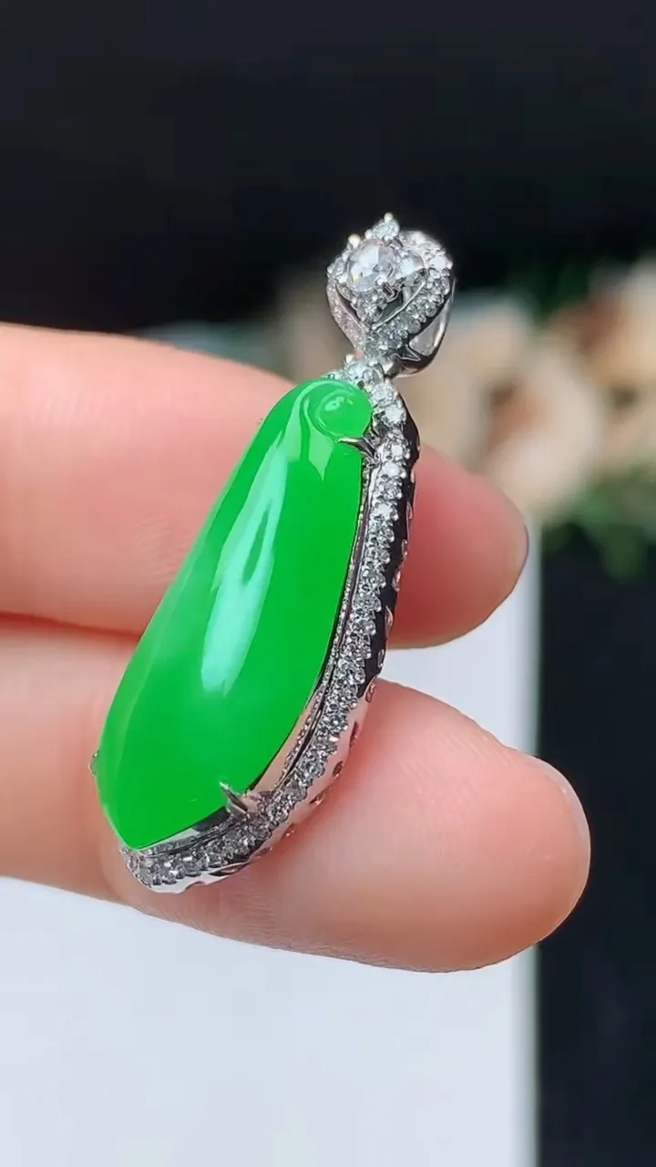 天然A货翡翠福瓜吊坠，尺寸31.9-10.7-7.2，裸石22.3-9
10月31日