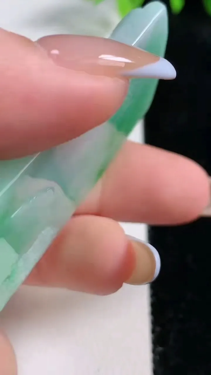 天然A货翡翠山水牌吊坠，尺寸55.5-31.4-6.6，重量:26.76g
10月31日