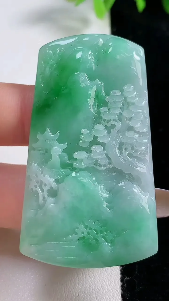 天然A货翡翠山水牌吊坠，尺寸55.5-31.4-6.6，重量:26.76g
10月31日