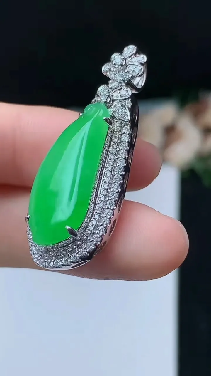 天然A货翡翠福瓜吊坠，尺寸38.3-14.8-10.2，裸石23.8-9.9，重量:8.00g
10月31日