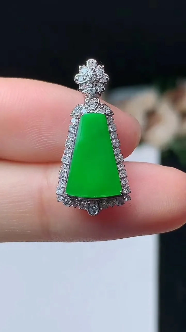 天然A货翡翠无事牌吊坠，尺寸24.6-11.5-6.6，裸石12.8-8，重量:3.13g
10月3