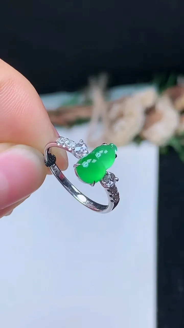 天然A货翡翠葫芦戒指，尺寸17-9.5-5.5，重量:2.27g2025年10月31日
工厂直销收藏