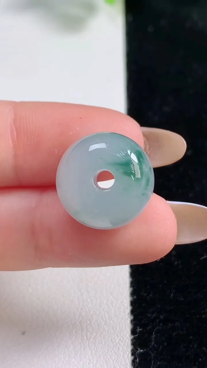 天然A货翡翠冰种飘花路路通吊坠，尺寸16-12.6，重量:6.60g
10月31日