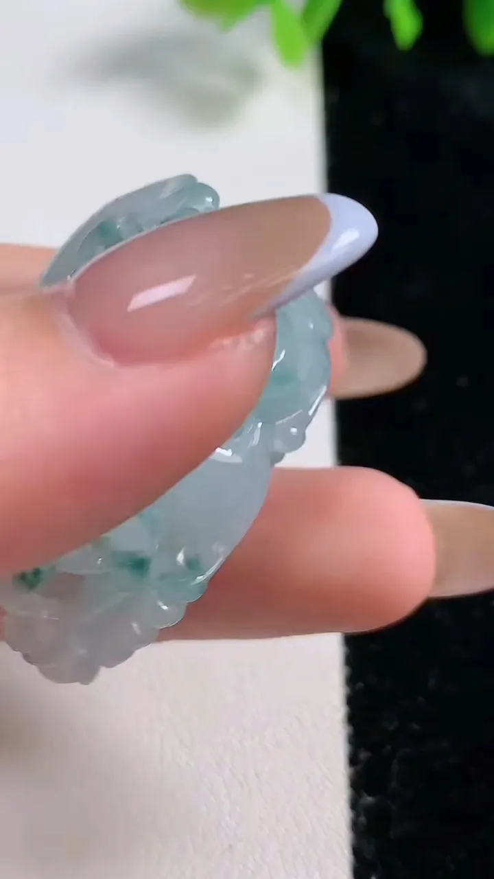 天然A货翡翠冰种飘花貔貅吊坠，尺寸38.3-23.4-20，重量:36.62g
10月31日