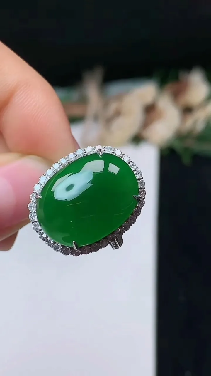 天然A货翡翠蛋面戒指，尺寸16.9-17.5-12.6，重量:5.86g2025年10月31日
工厂直销收藏佳品,种好水足，色泽均匀，有种有色，上手高大气！