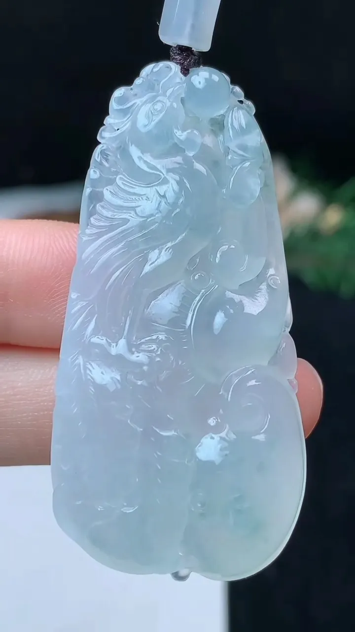 天然A货翡翠飘花凤凰吊坠，尺寸52.2-26-7.7，重量:17.47g
10月31日