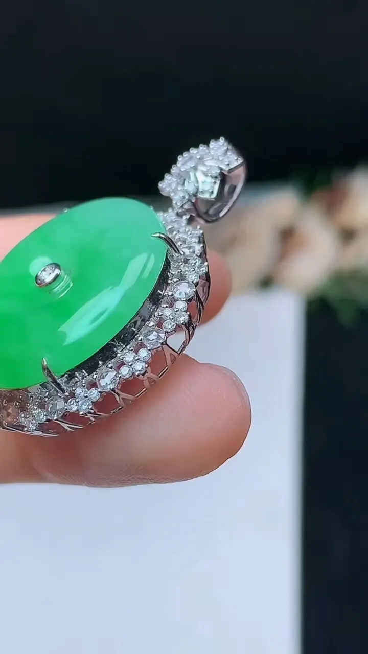 天然A货翡翠平安扣吊坠，尺寸35.8-26.6-9.4，裸石21.7，重量:8.78g
10月31日