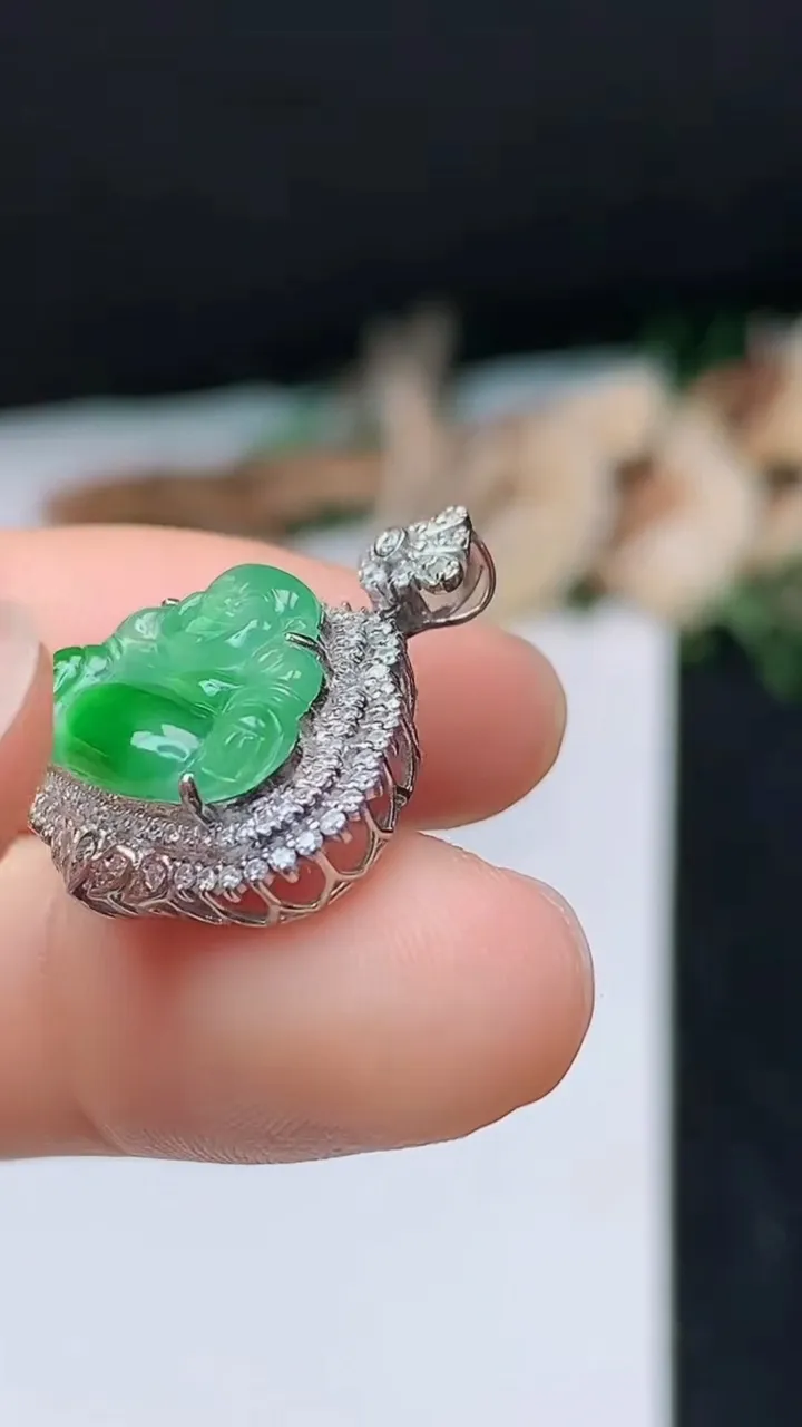 天然A货翡翠佛公吊坠，尺寸22.9-20.7-6.8，裸石11.4-16.5，重量:3.41g
10月31日