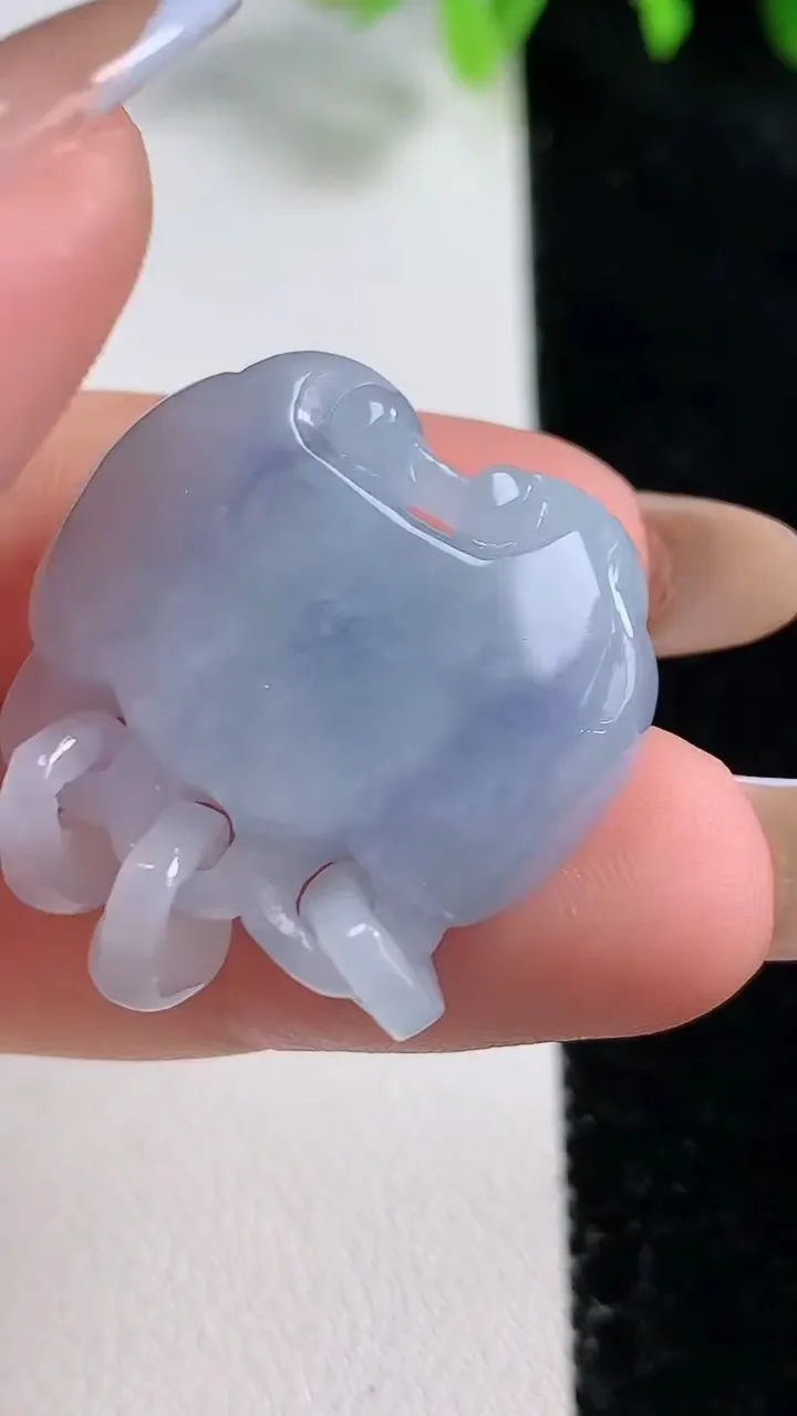 天然A货翡翠紫罗兰平安锁吊坠，尺寸27.7-27.5-6.4，重量:10.73g
10月31日