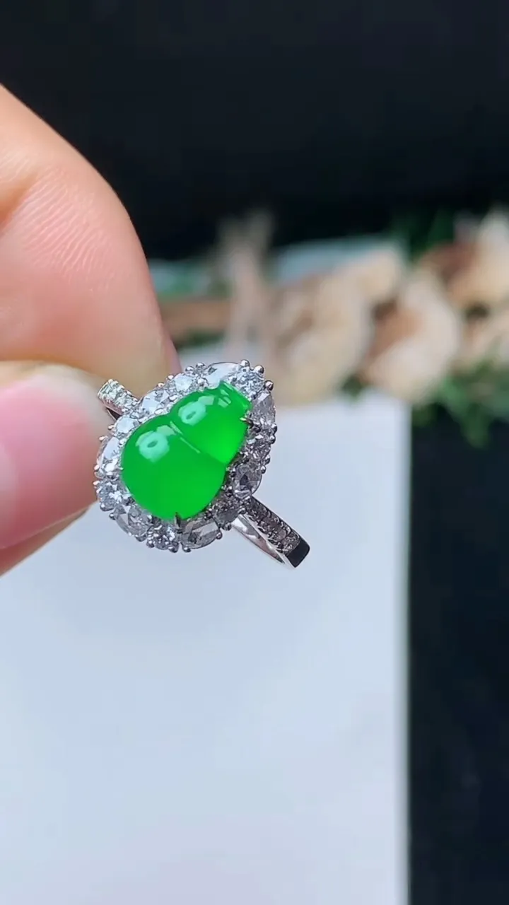 天然A货翡翠葫芦戒指，尺寸17-9.7-6.7，重量:2.95g2025年10月31日
工厂直销收藏佳品,种好水足，色泽均匀，有种有色，上手高大气！