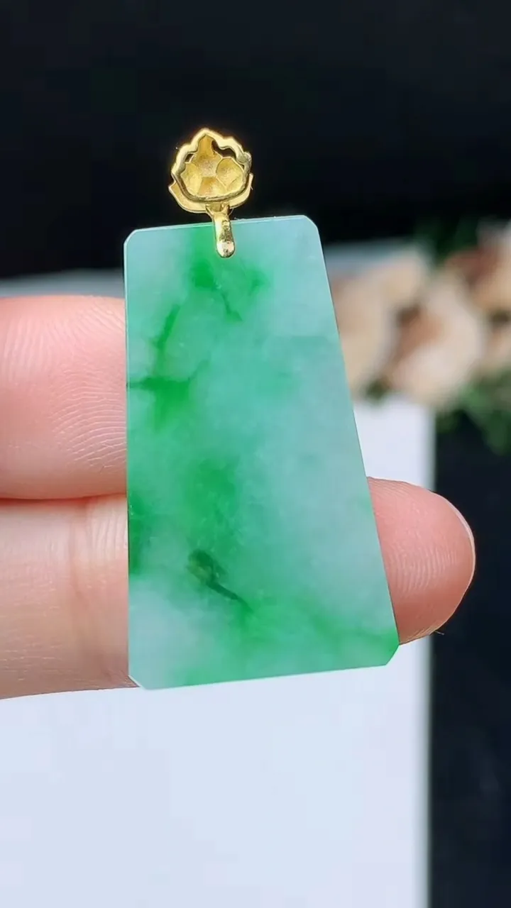 天然A货翡翠无事牌吊坠，尺寸28.6-16.5-2.6，重量:3.66g
10月31日
