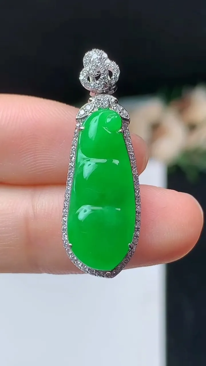 天然A货翡翠福豆吊坠，尺寸32-10.8-6.9，裸石21.8-9，重量:3.76g
10月31日