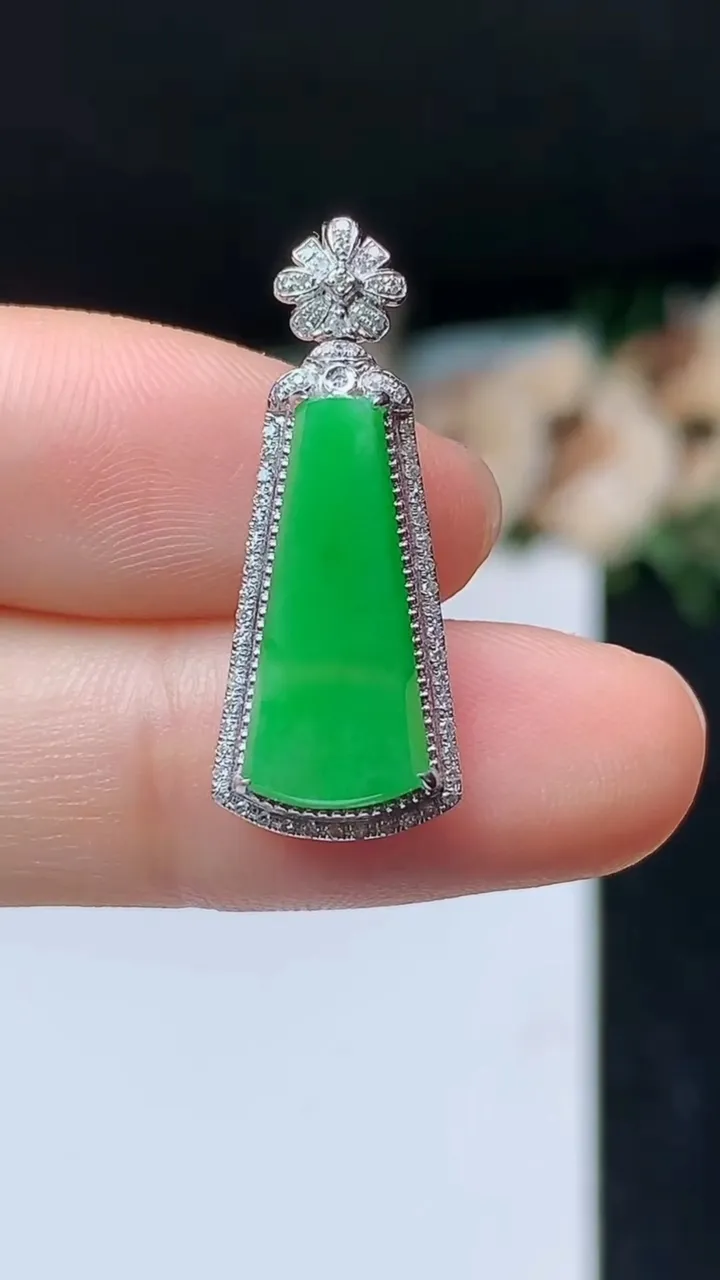 天然A货翡翠无事牌吊坠，尺寸27-10.8-6.4，裸石17.5-7.4，重量:2.21g
10月3