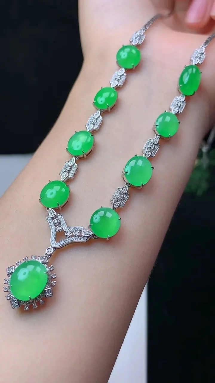 天然A货翡翠蛋面项链，尺寸9.7-8.3，重量:14.58g10月31日
工厂直销收藏佳品,种好水足，色泽均匀，有种有色，上手高大气！