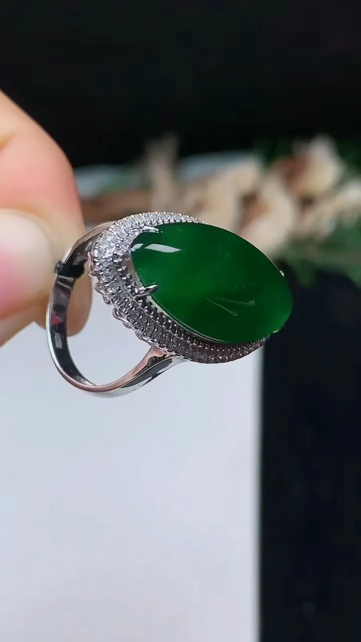 天然A货翡翠随形戒指，尺寸17.2-24.7-11.7，重量:5.97g2025年10月31日
工厂直销收藏佳品,种好水足，色泽均匀，有种有色，上手高大气！