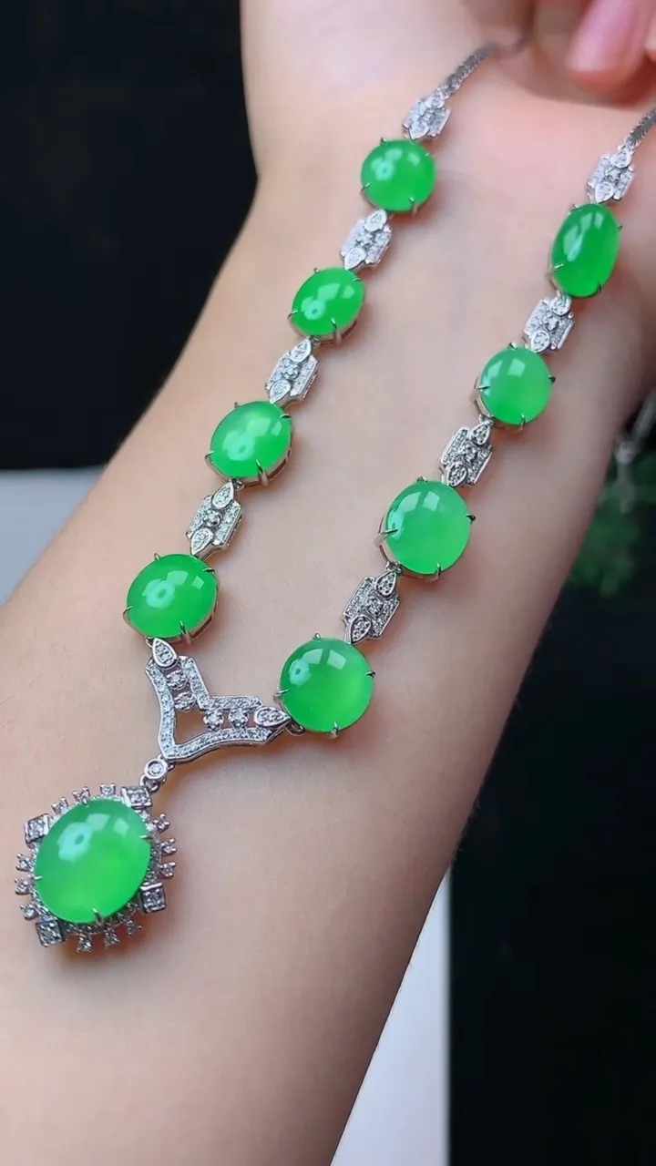 天然A货翡翠蛋面项链，尺寸9.7-8.3，重量:14.58g10月31日
工厂直销收藏佳品,种好水足，色泽均匀，有种有色，上手高大气！