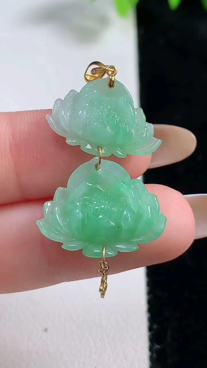 天然A货翡翠和和美美 荷花吊坠，尺寸32.7-17.8-4，重量:3.55g
10月31日