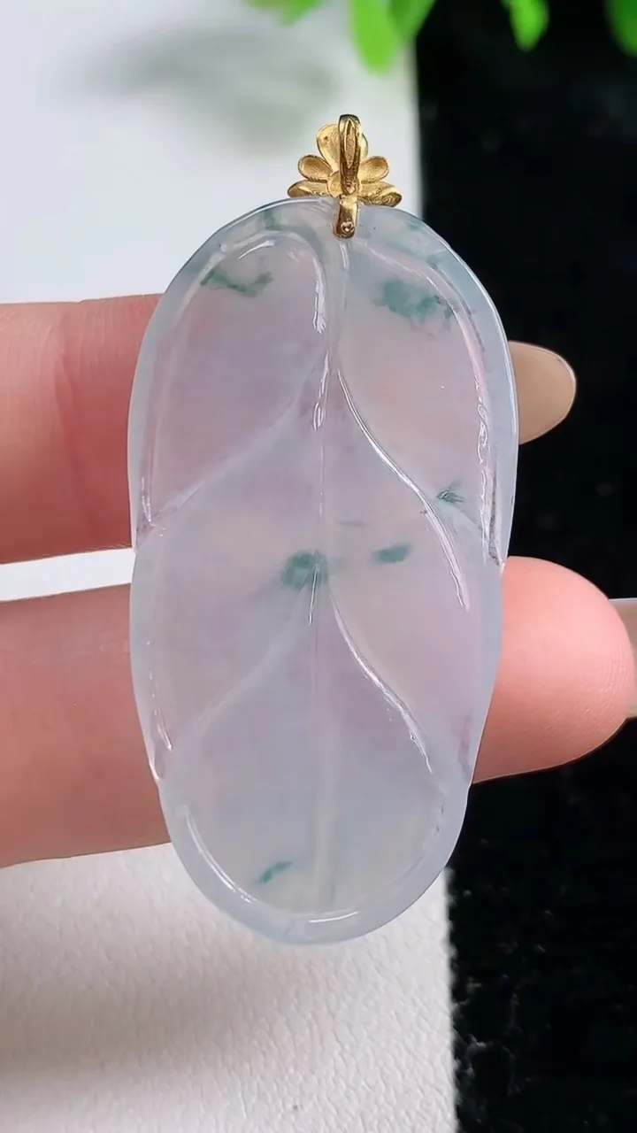 天然A货翡翠种飘花金枝玉叶 叶子吊坠，尺寸41.5-22.3-3.8，重量:6.67g
10月31日