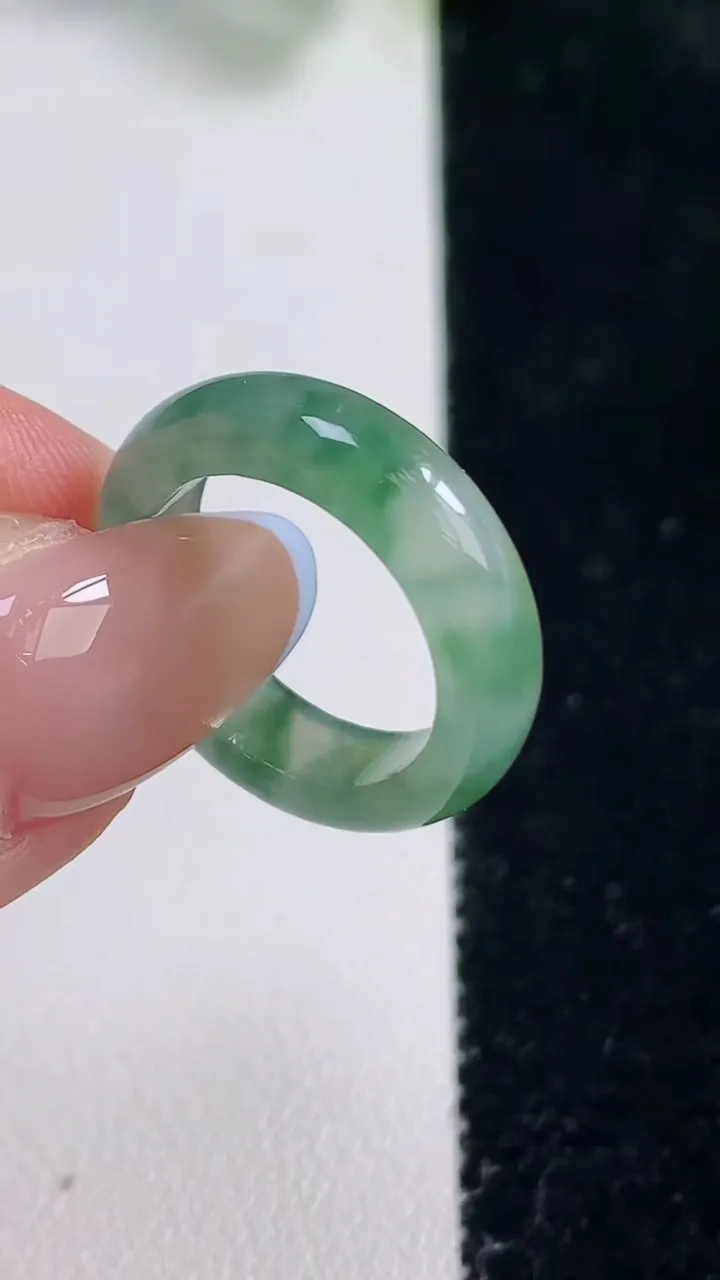 天然A货翡翠冰种飘花指环 戒指，尺寸15.4-4.7-2.8，重量:2.85g2025年10月31日
工厂直销收藏佳品,种好水足，色泽均匀，有种有色，上手高大气！