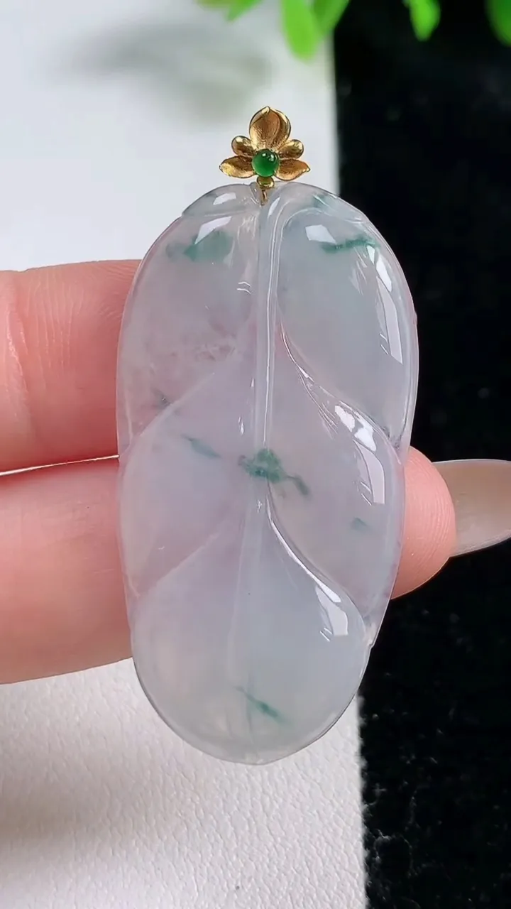 天然A货翡翠种飘花金枝玉叶 叶子吊坠，尺寸41.5-22.3-3.8，重量:6.67g
10月31日