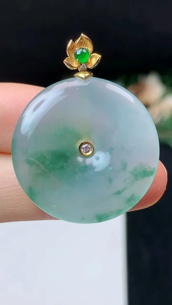 天然A货翡翠飘花平安扣吊坠，尺寸27.4-4.1，重量:7.00g
10月31日